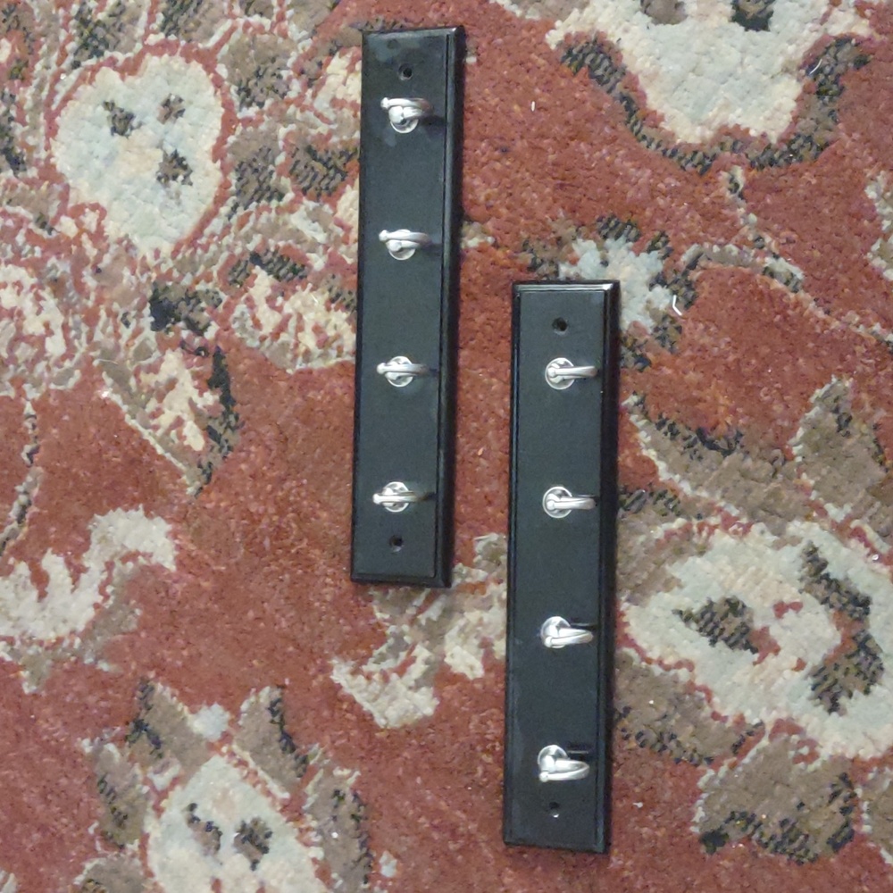 3/15 🦇 Black and Sliver Key Hanger